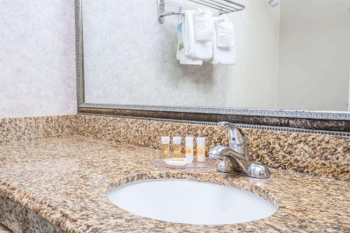 Days Inn by Wyndham Los Angeles LAX/VeniceBch/Marina DelRay image 4